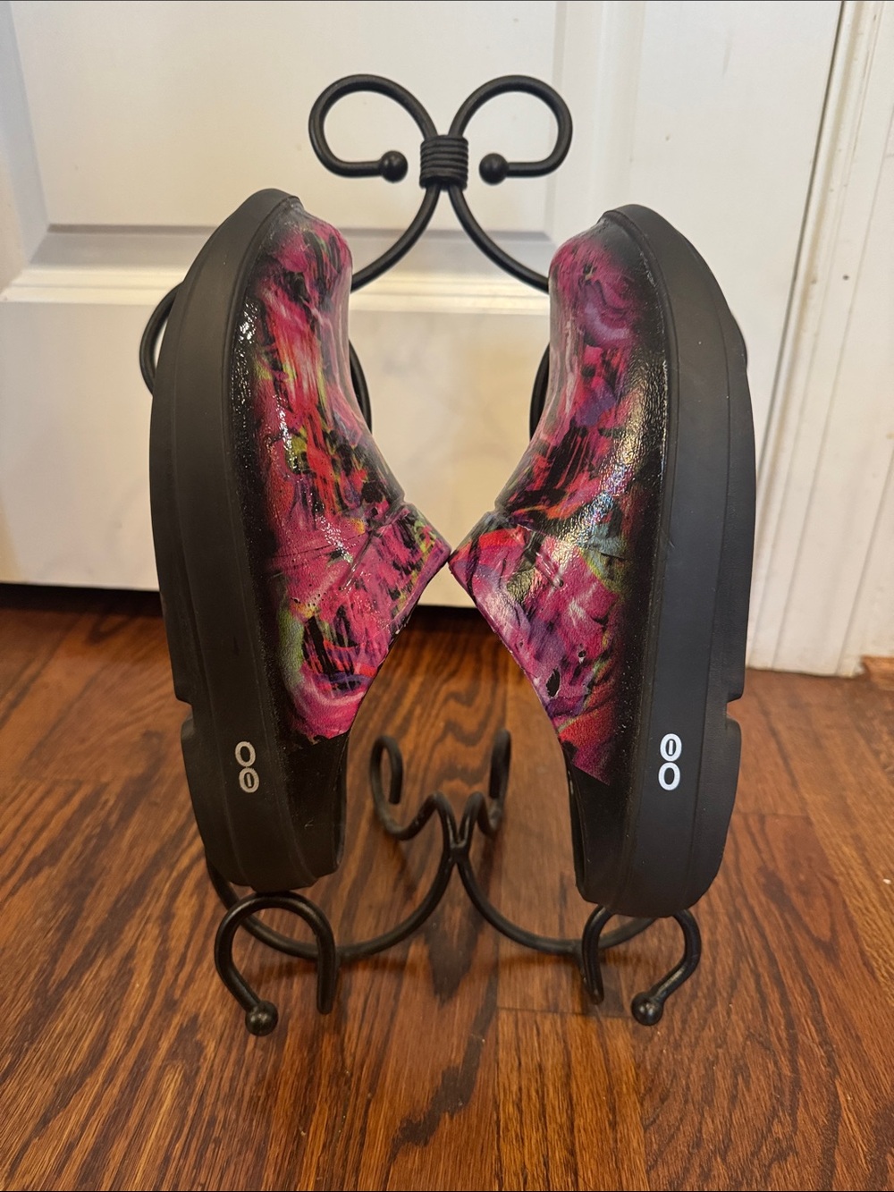 OOFOS Women's Pink & Black Painted-Print Clogs - Picture 2 of 3